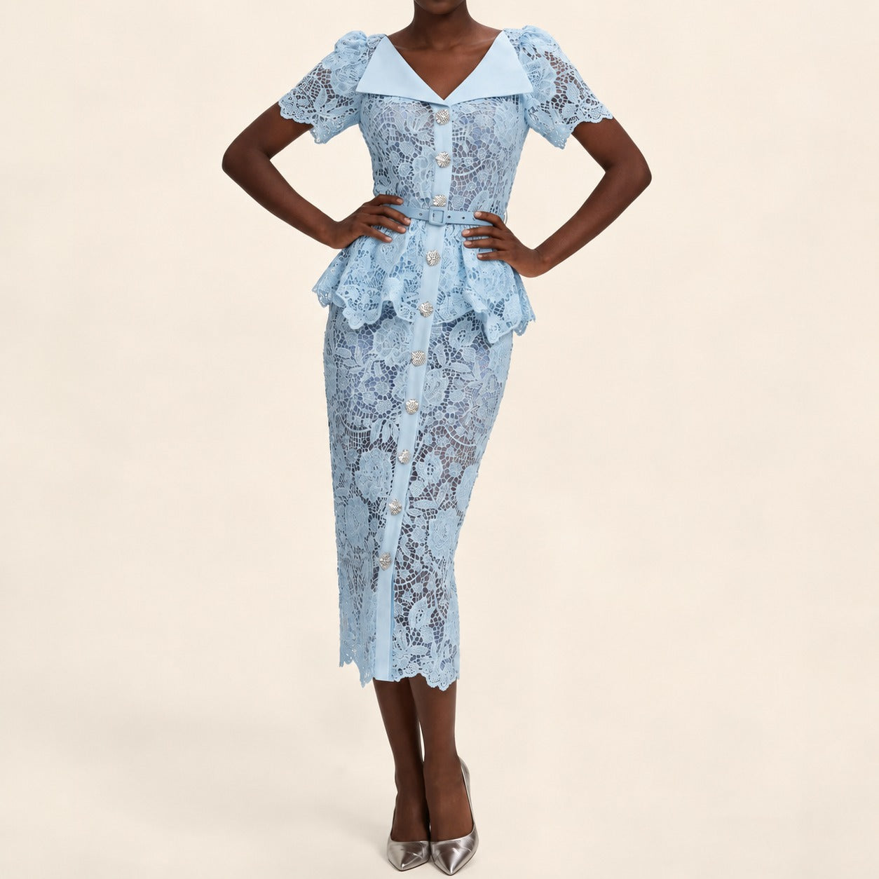 Vestido Marivelle™ con Encaje Floral, Peplum y Botones Ornamentales