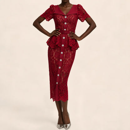 Vestido Marivelle™ con Encaje Floral, Peplum y Botones Ornamentales