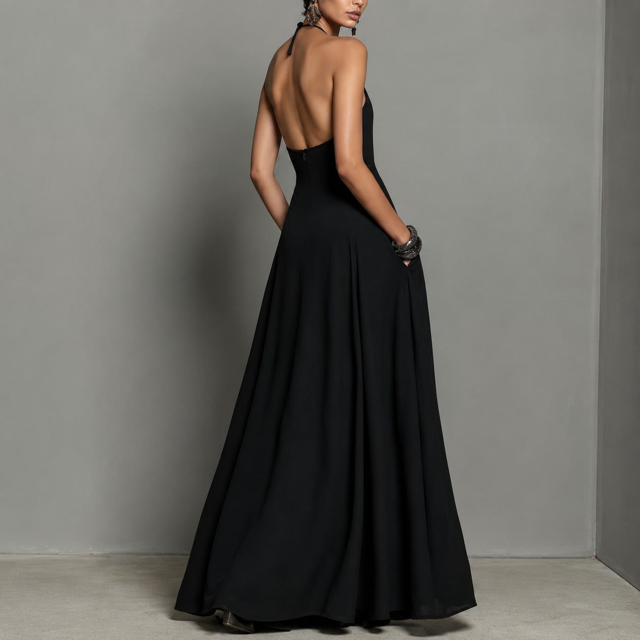 Vestido Serafine™ con Escote Halter, Espalda Descubierta y Caída Fluida.