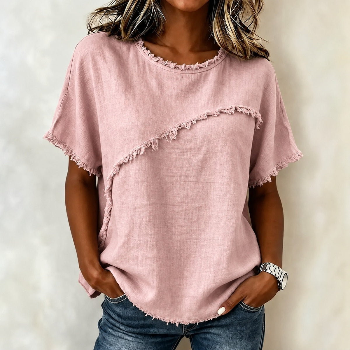 Blusa Verena™ con Corte Asimétrico y Acabado Deshilachado