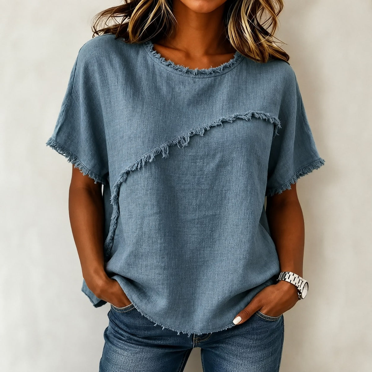 Blusa Verena™ con Corte Asimétrico y Acabado Deshilachado