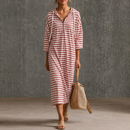 Vestido Viona™ a Rayas con Capucha y Escote en V con Cierre Metálico