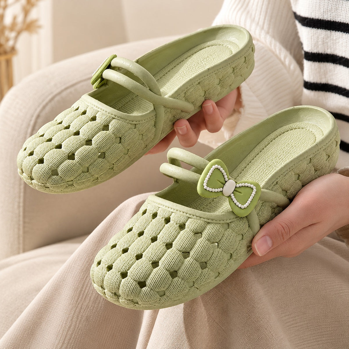 Sandalia Clog Mavella™ Flexible con Diseño Perforado y Lazo Delicado