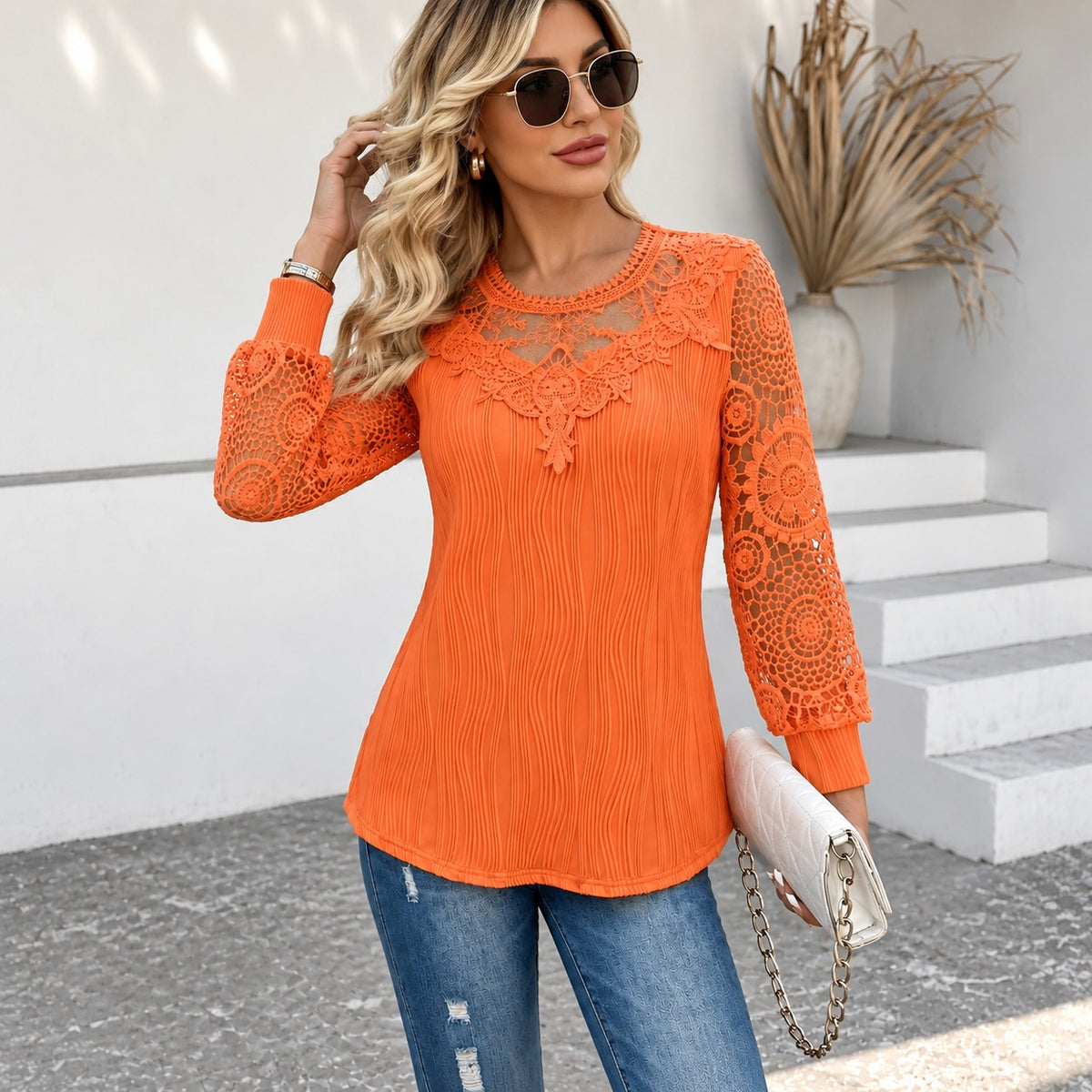 Blusa Almira™ con Encaje Calado, Mangas Largas y Detalle Bordado en el Escote